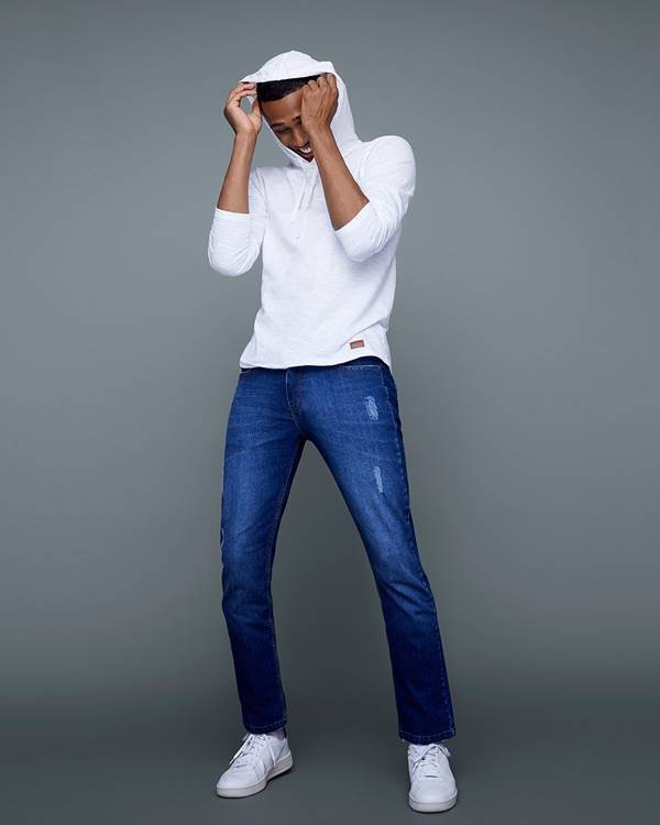 modelo com calça jeans e moletom em campanha da Hering