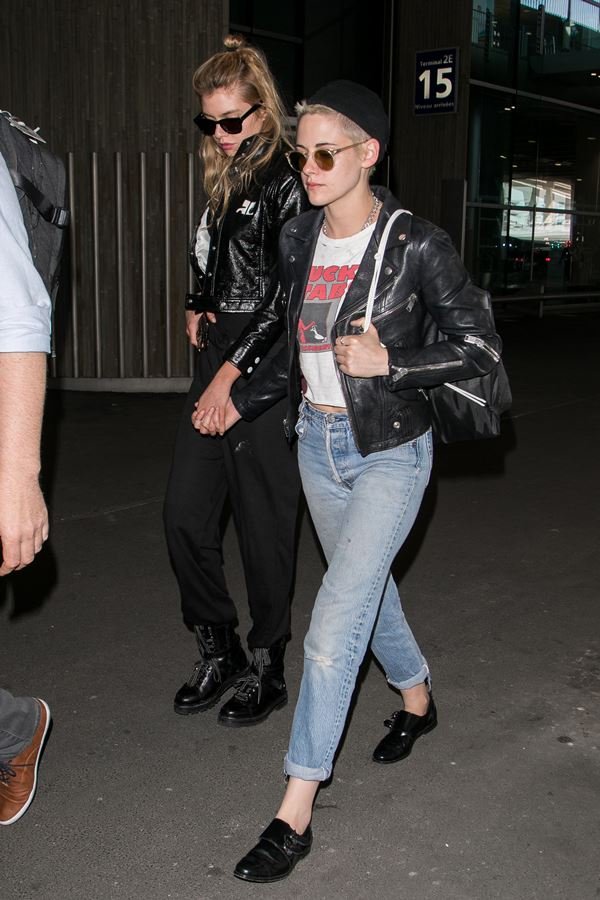 Kristen Stewart na rua com calça jeans e jaqueta de couro