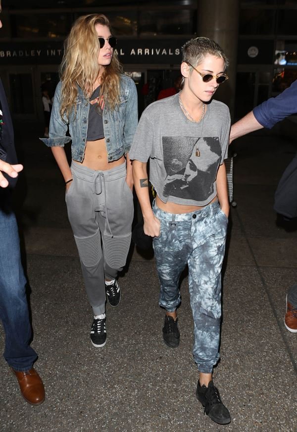 Kristen Stewart na rua com acid jeans e camiseta cropped