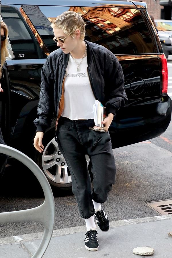 Kristen Stewart na rua com casaco e calça preta