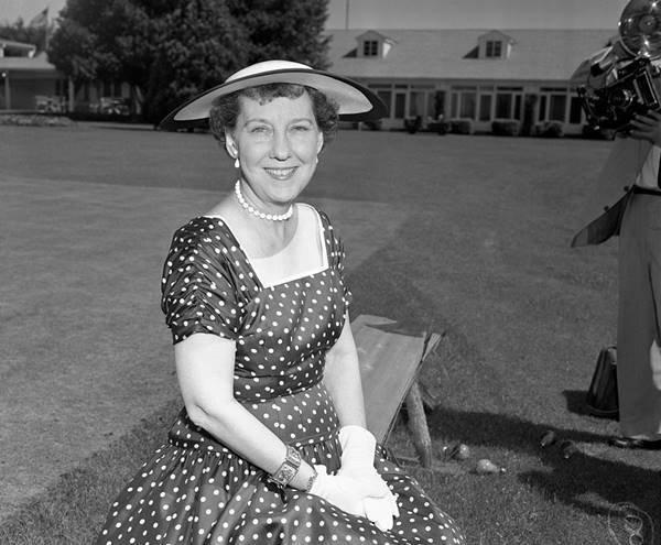 Mamie Eisenhower com vestido de bolinhas
