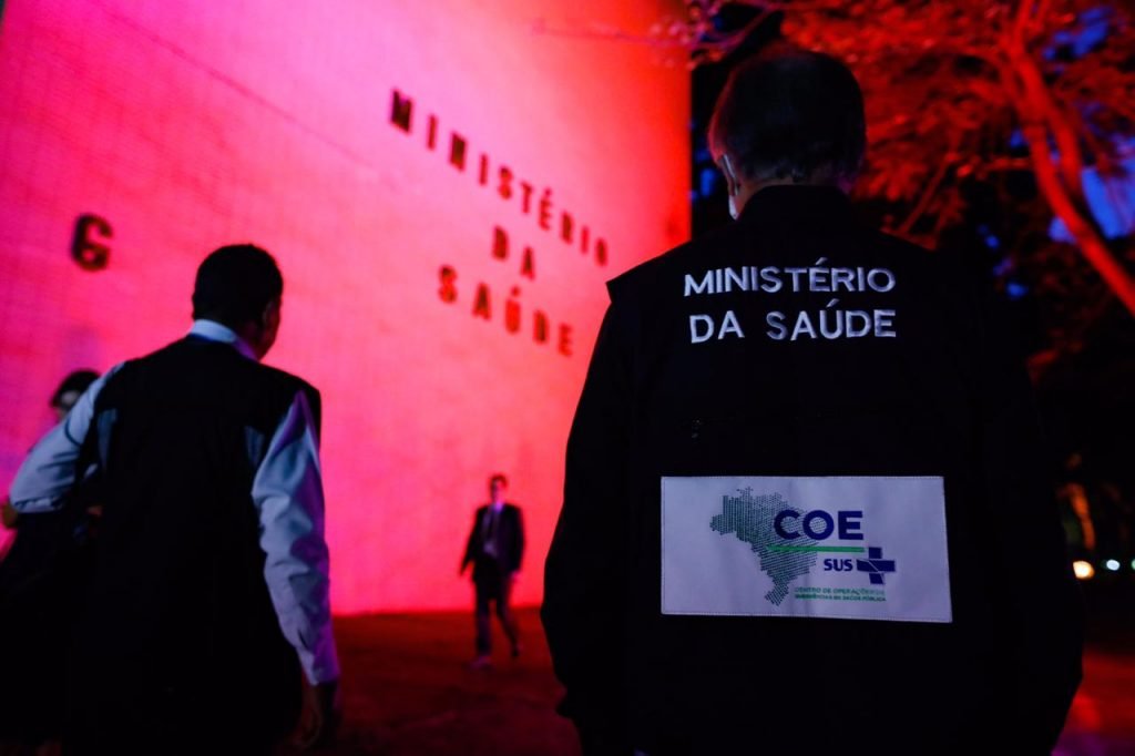 Servidores do ministério da saúde esperam a chegado do ministro mandetta