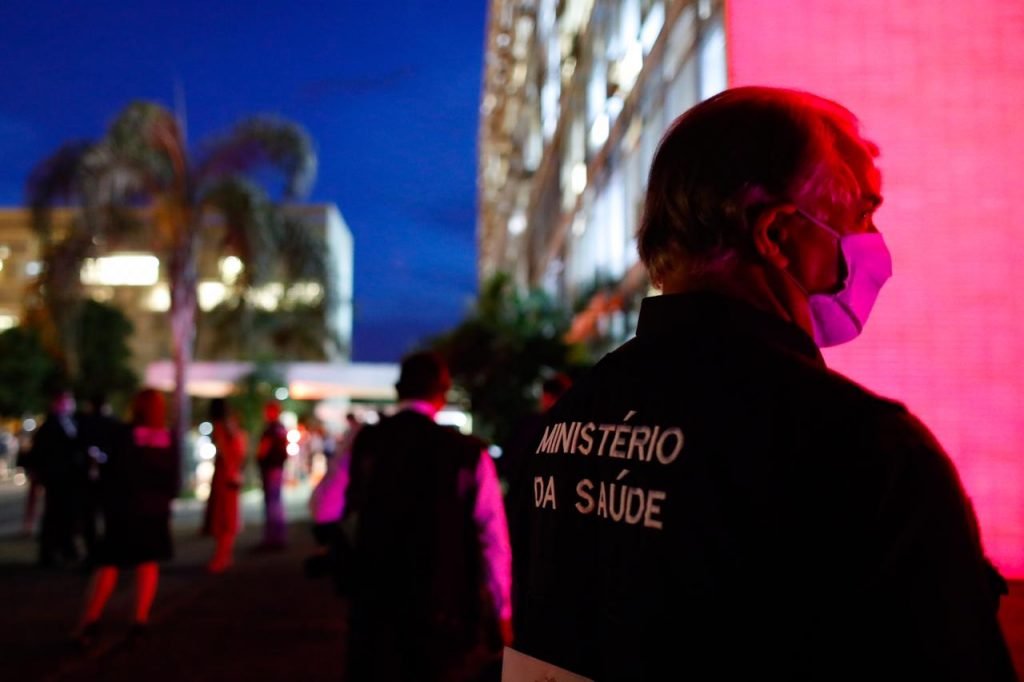 Servidores do ministério da saúde esperam a chegado do ministro mandetta