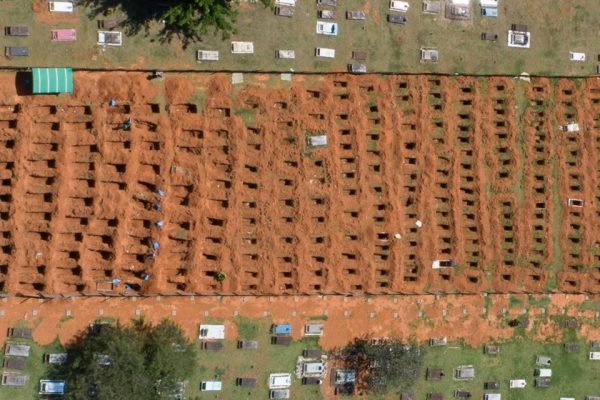 Covas abertas no Cemitério de Taguatinga