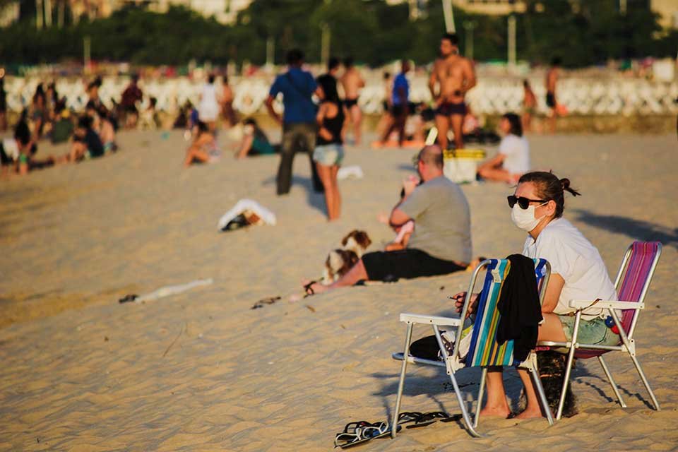 Pessoas na praia durante o coronavirus covid-19