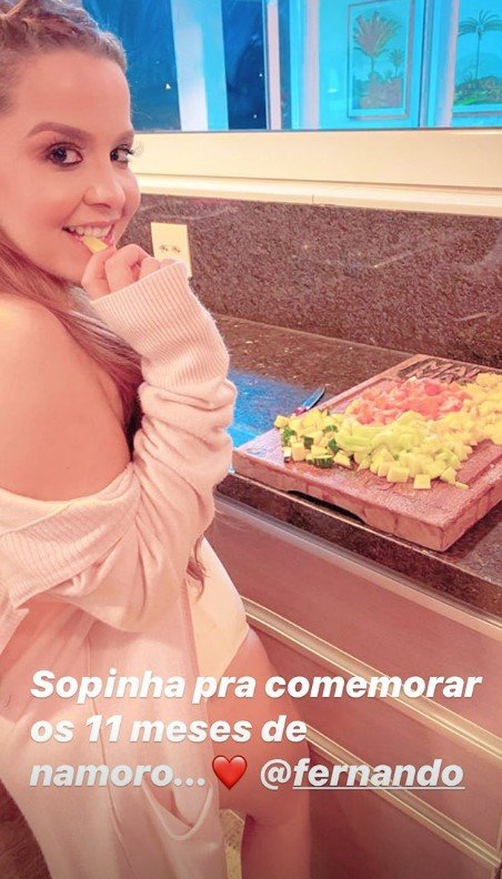 Maiara na cozinha