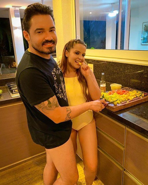 Maiara e Fernando na cozinha