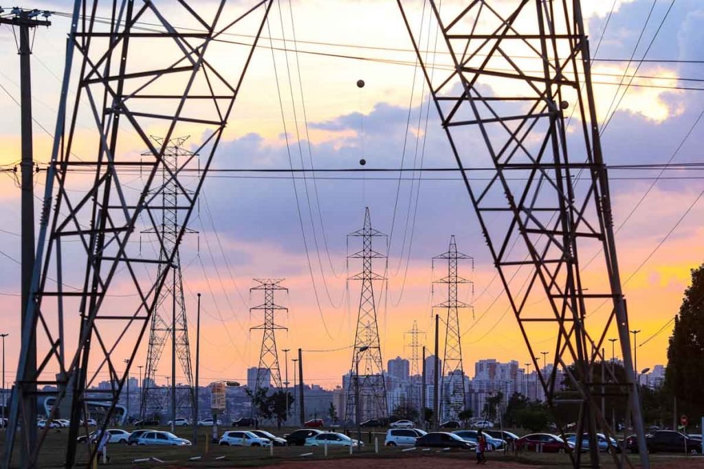 foto colorida de cabos de energia eletrica