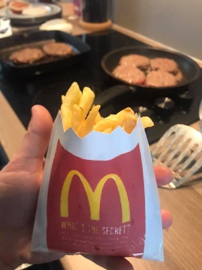 Mãe prepara Mc Lanche Feli falso para os filhos
