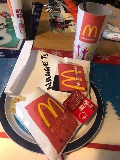 Mãe prepara Mc Lanche Feli falso para os filhos