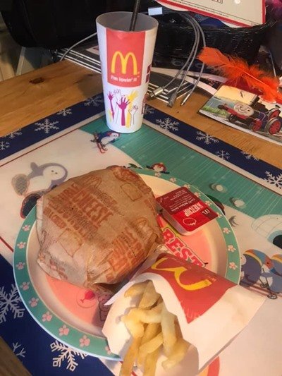 Mãe prepara Mc Lanche Feli falso para os filhos