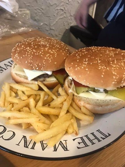 Mãe prepara Mc Lanche Feli falso para os filhos