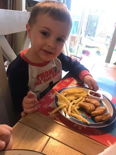 Mãe prepara Mc Lanche Feli falso para os filhos