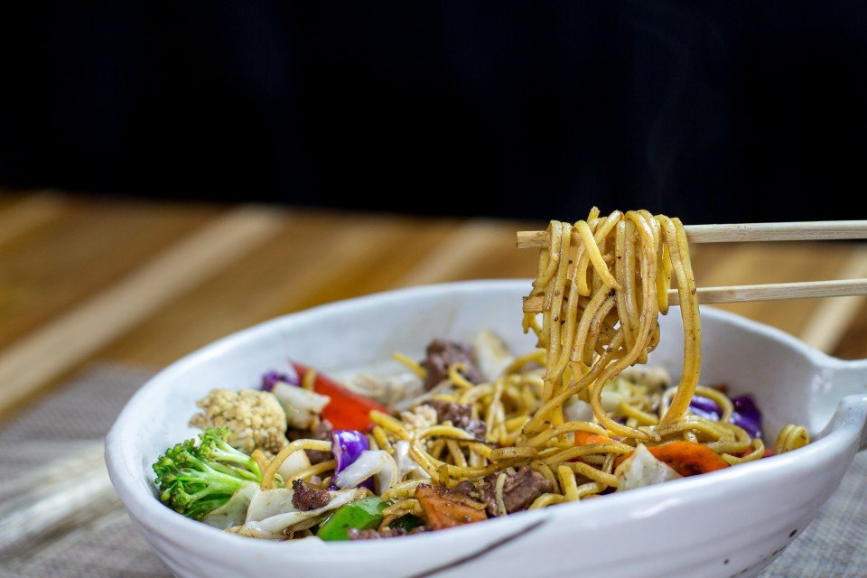 Na foto, uma mesa com comida japonesa - Metrópoles