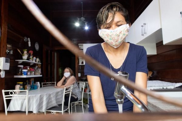 Patroas e trabalhadoras mudam relações de trabalho para manter empregos durante pandemia
