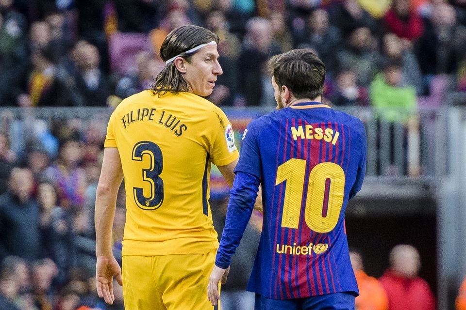 Filipe Luís e Messi discutem