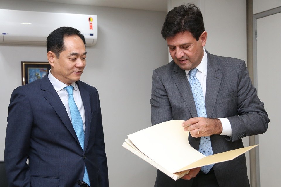 Embaixador chinês e ministro da Saúde