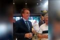 Bolsonaro em padaria da Asa Norte comendo sonho