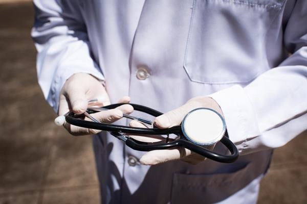 Pesquisa revela perda de renda de enfermeiros, farmacêuticos e biomédicos no DF
