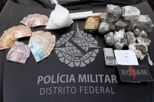 Drogas, dinheiro e materiais apreendidos pela PMDF