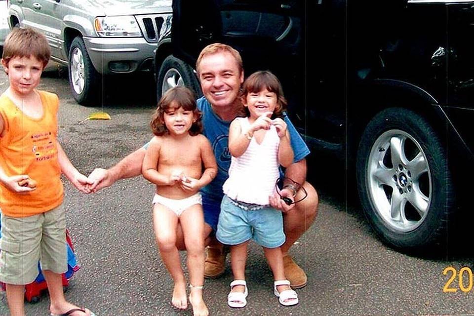 O apresentador Gugu Liberato com os filhos