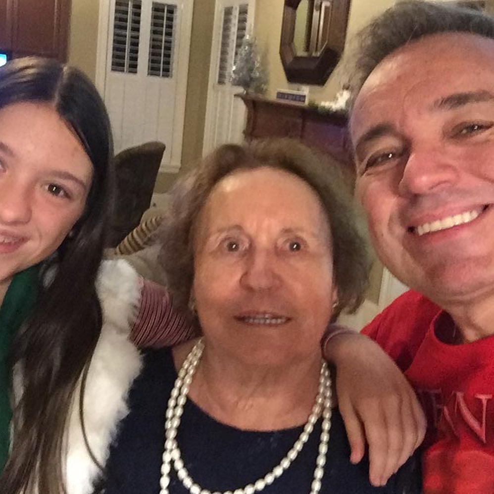 O apresentador Gugu Liberato com a família