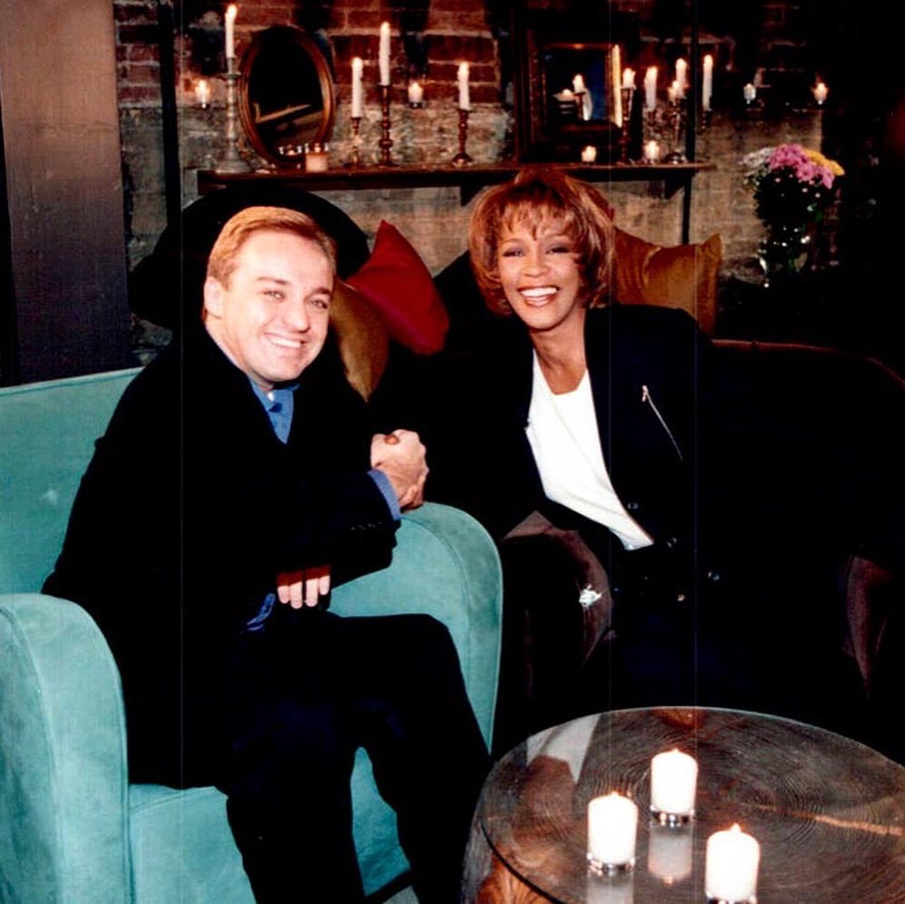 O apresentador Gugu Liberato e a cantora Whitney Houston