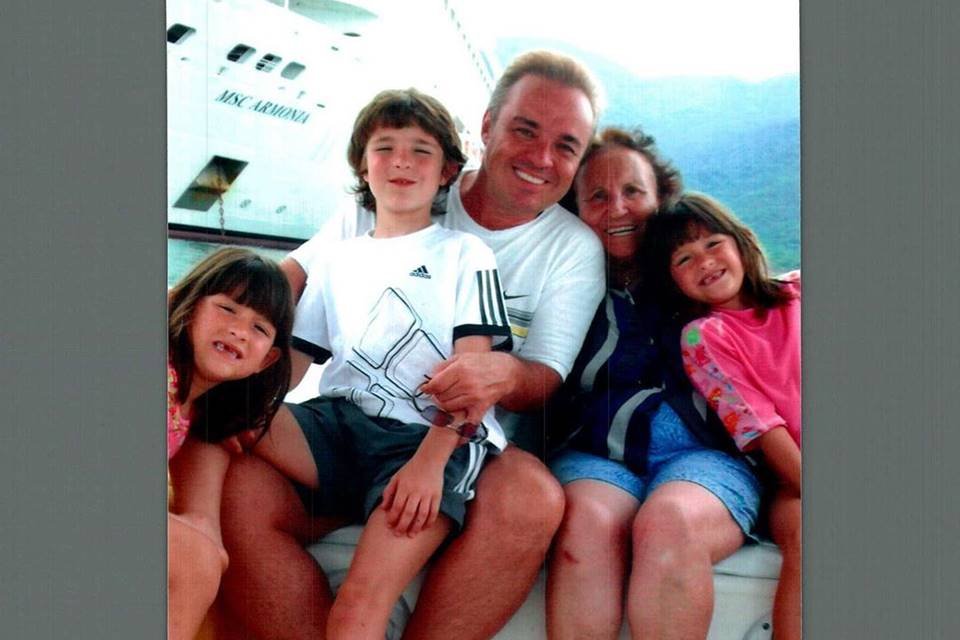 O apresentador Gugu Liberato com os filhos