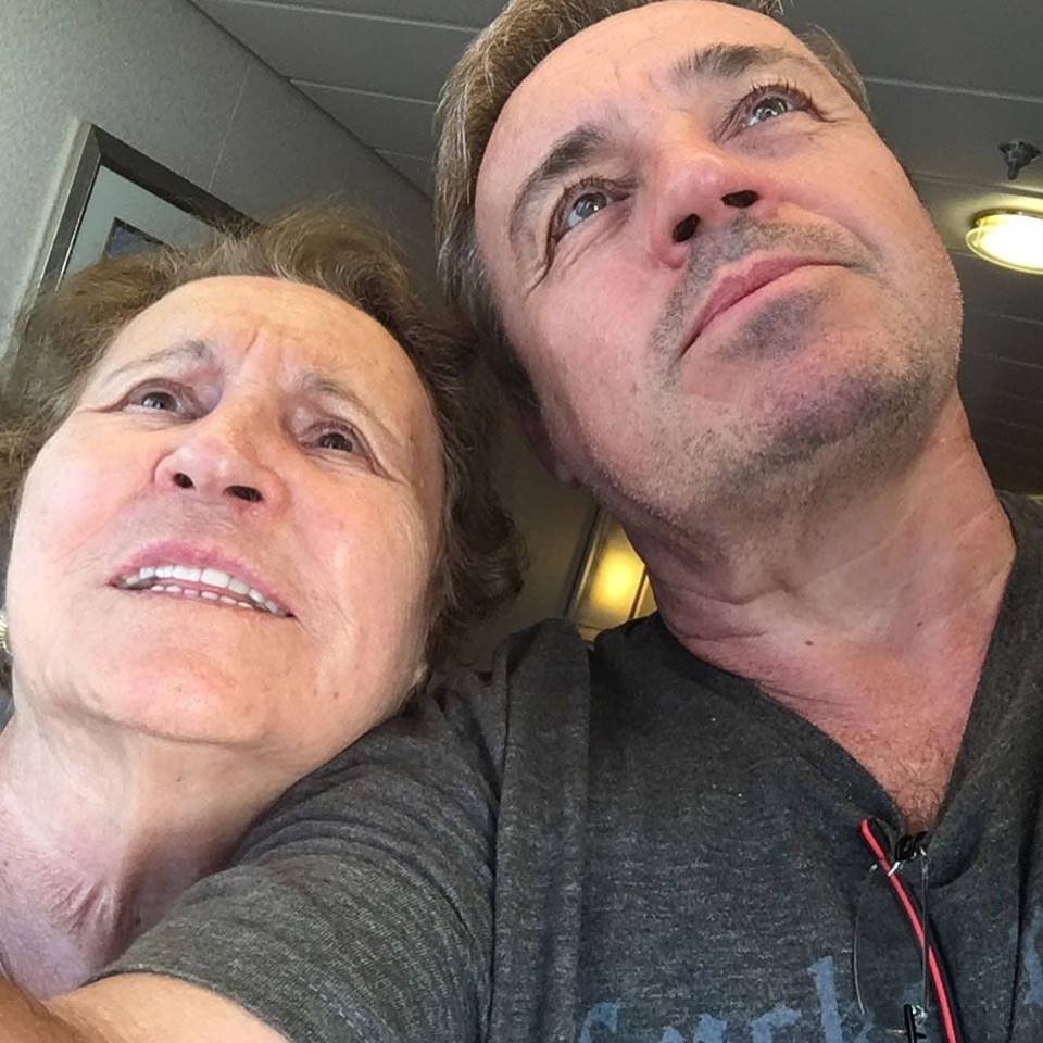 O apresentador Gugu Liberato e a mãe