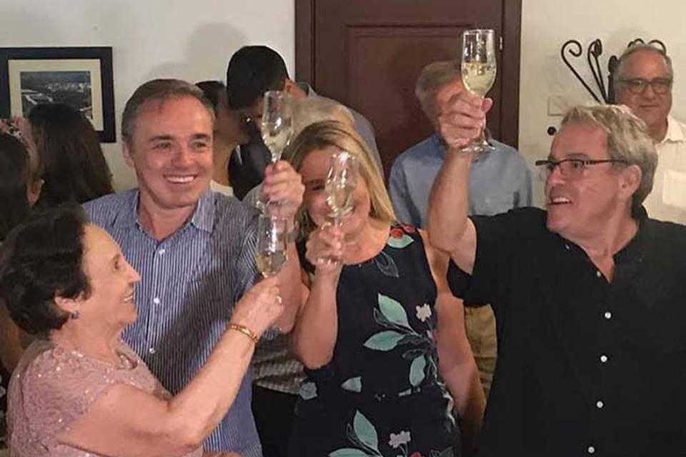 O apresentador Gugu Liberato com a família
