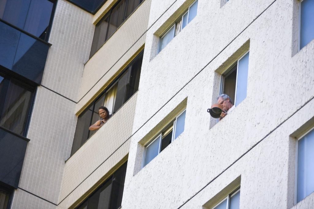 Protestos e aplausos durante visita do presidente Bolsonaro