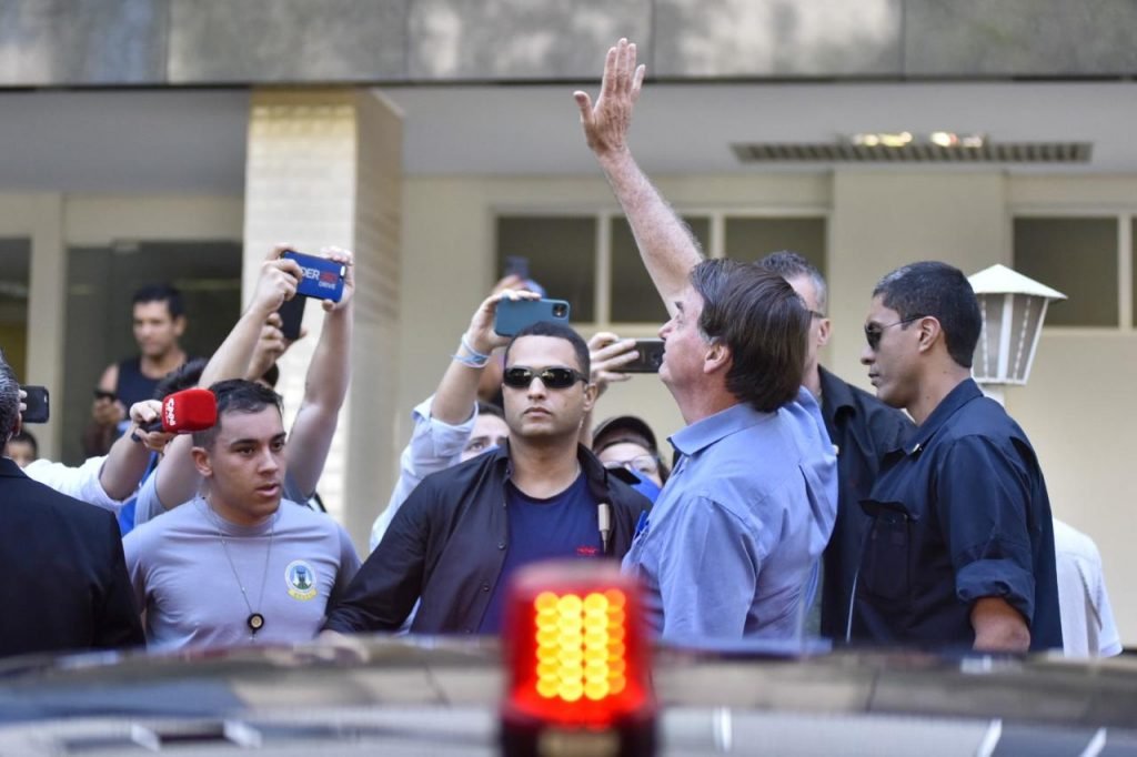 Protestos e aplausos durante visita do presidente Bolsonaro