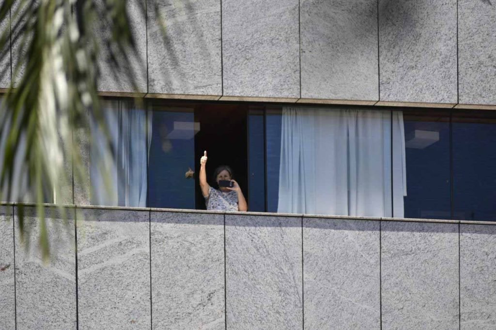 Protestos e aplausos durante visita do presidente Bolsonaro
