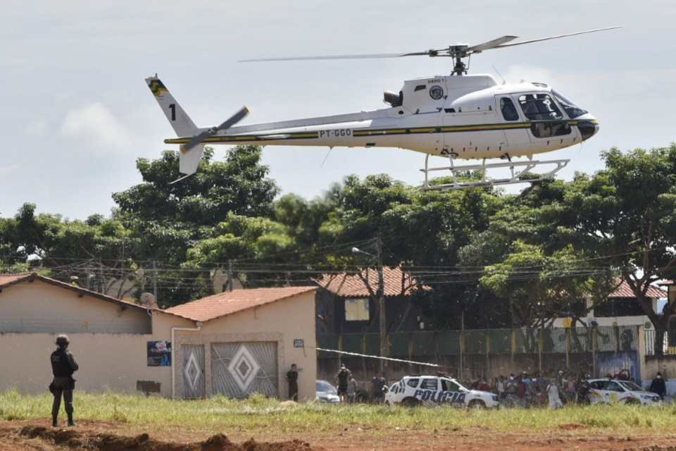 Bolsonaro-e-Caiado-visitam-hospital-de-campanha-em-Águas-Lindas-Covid-19-11