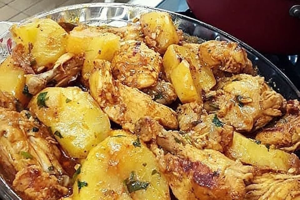 Gostinho de roça: prepare um delicioso frango ensopado com batata
