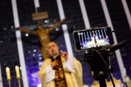 Padre celebra missa por meio da internet