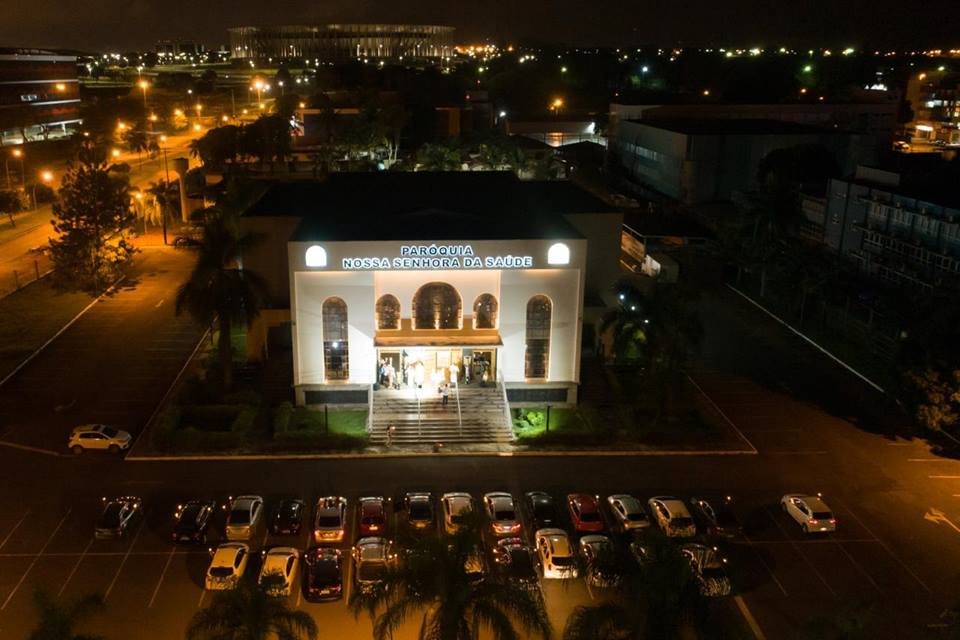 Missa na Igreja Nossa Senhora da Saúde, na Asa Norte, do lado de fora