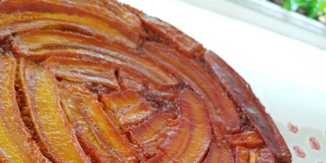 Saiba como fazer bolo de banana caramelizada