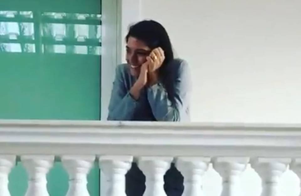 Thais Fersoza na varanda de casa escutando Michel Teló cantar parabéns