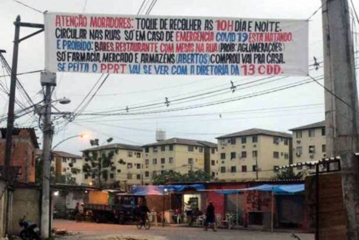 Letreiro na Cidade de Deus, RJ, com determinações sobre o coronavírus