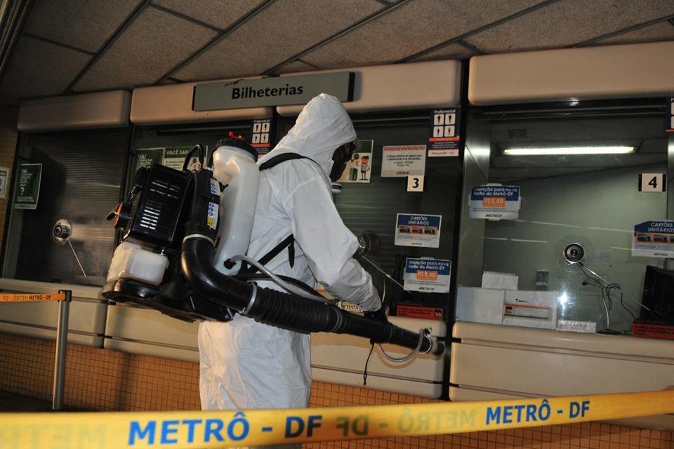 Homem vestido de branca e máscara