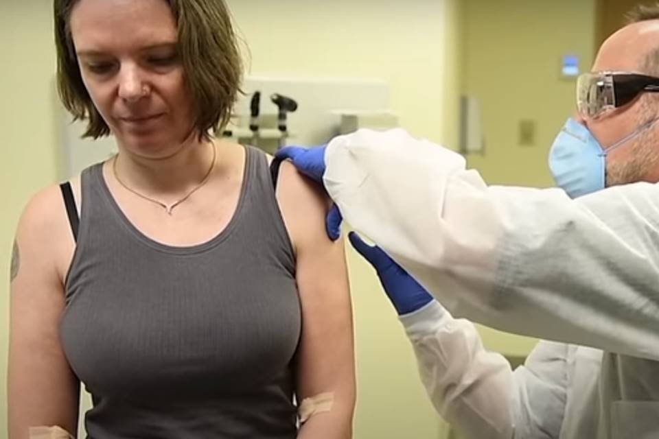 Jennifer Haller tomando a primeira vacina contra coronavírus