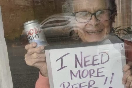 idosa pedindo cerveja durante isolamento