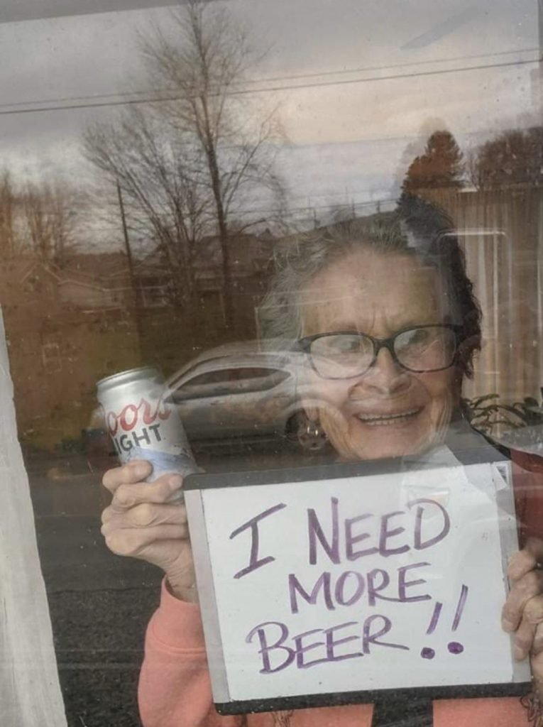 idosa pedindo cerveja durante isolamento