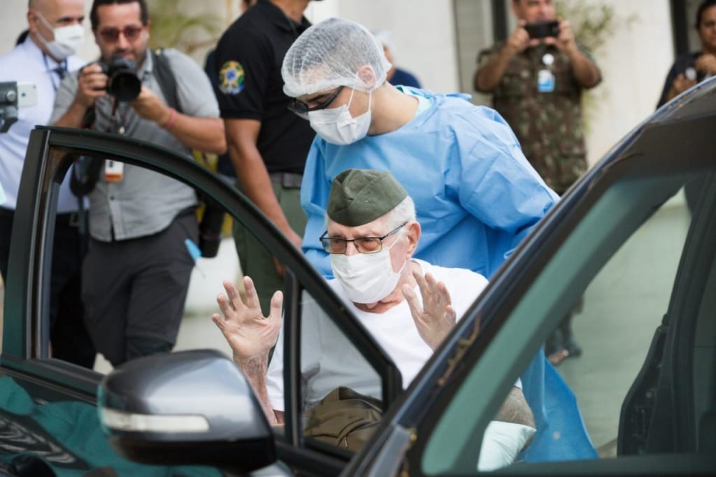 Idoso de 99 anos se cura do coronavírus e tem alta do HFA. O ex-combatente de guerra, Ermando Armelino Pivita, recebeu alta na tarde desta terça-feira.