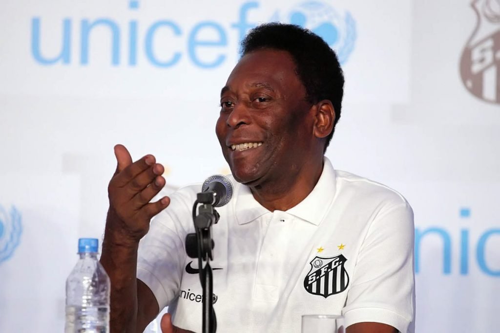 pele durante coletiva camisa santos