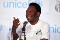 pele durante coletiva camisa santos