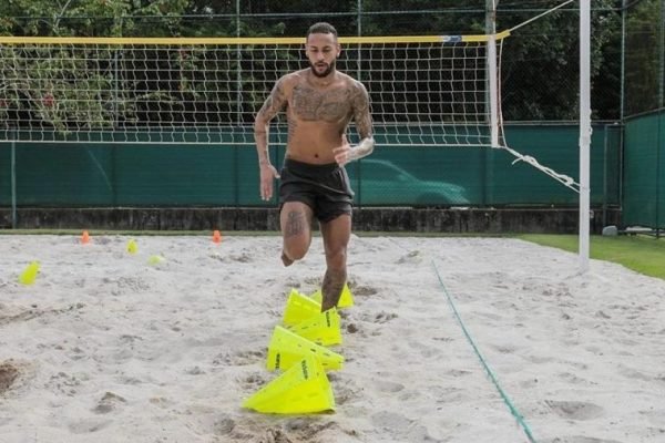 Mesmo em quarentena, Neymar mantém a forma física em casa, em Mangaratiba