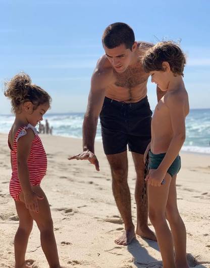 Felipe Simas e família