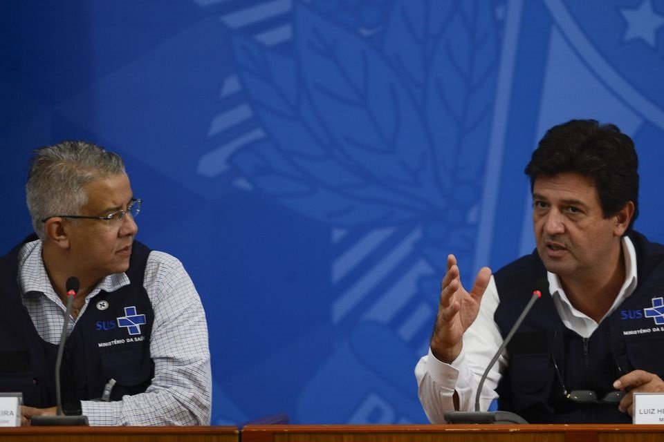 O secretário de Vigilância em Saúde, Wanderson Kleber de Oliveira e o ministro da Saúde, Luiz Henrique Mandetta, durante a coletiva de imprensa sobre à infecção pelo novo coronavírus